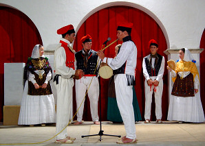 Folk dances in the Baluard de Sant Pere
