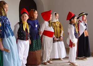 Folk dances in Sant Miquel