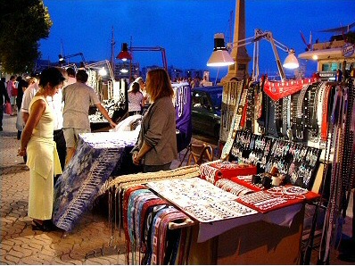 Mercado de artesana en el puerto de Ibiza